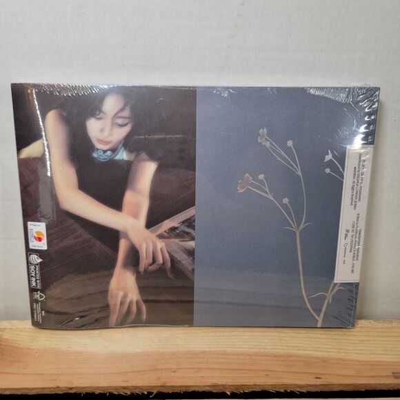 CD Tzuyu: About Tzu - The 1st Mini Album [Photobook + CD] NEW / SEALED - Picture 5 of 5